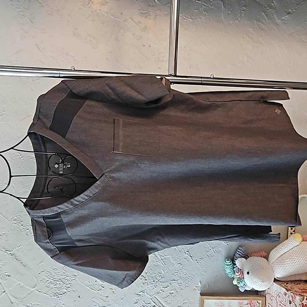 Medcouture Touch gray scrub top. Size XL.